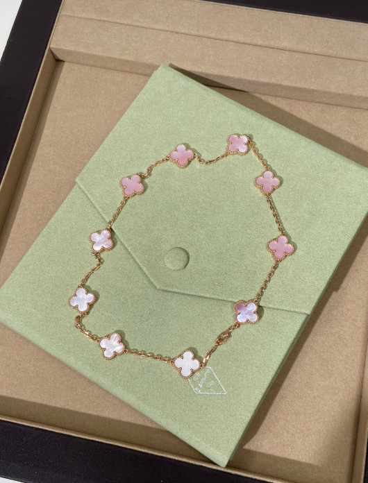 [⭐Seralia Jewellery] Pink Necklace with Ten Clover Designs