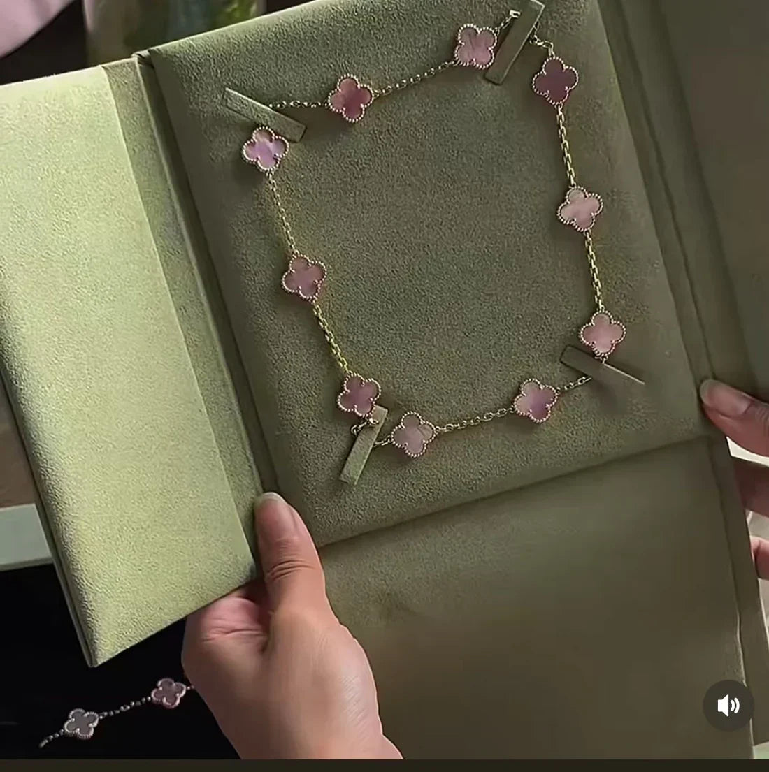[⭐Seralia Jewellery] Pink Necklace with Ten Clover Designs