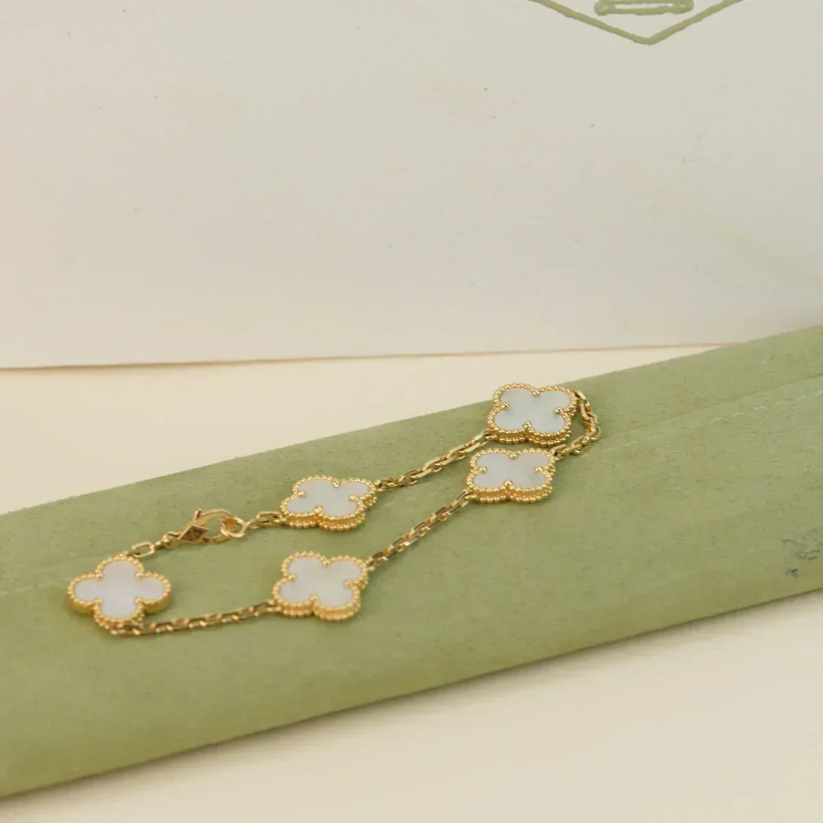 [⭐Seralia]CLOVER WHITE PEARL MOP 5 MOTIF BRACELET COLLECTION