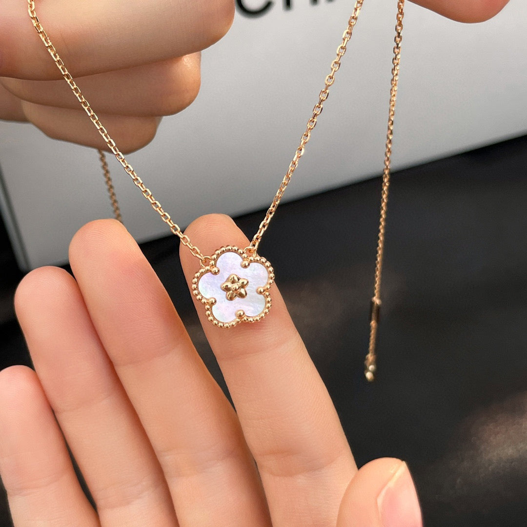 [⭐Seralia]LUCKY  WHITE MOP  PLUM BLOSSOM NECKLACE