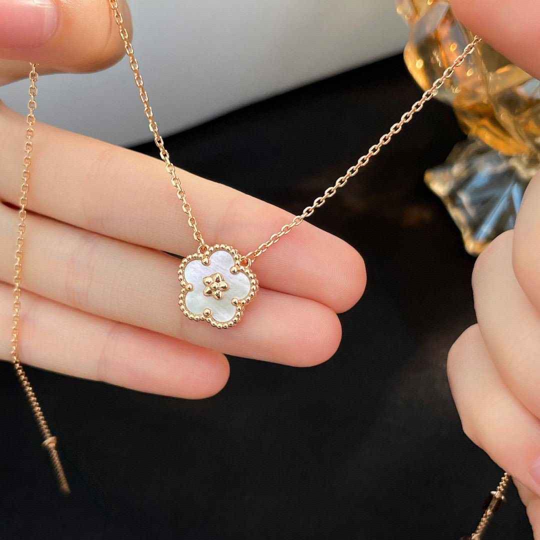 [⭐Seralia]LUCKY  WHITE MOP  PLUM BLOSSOM NECKLACE