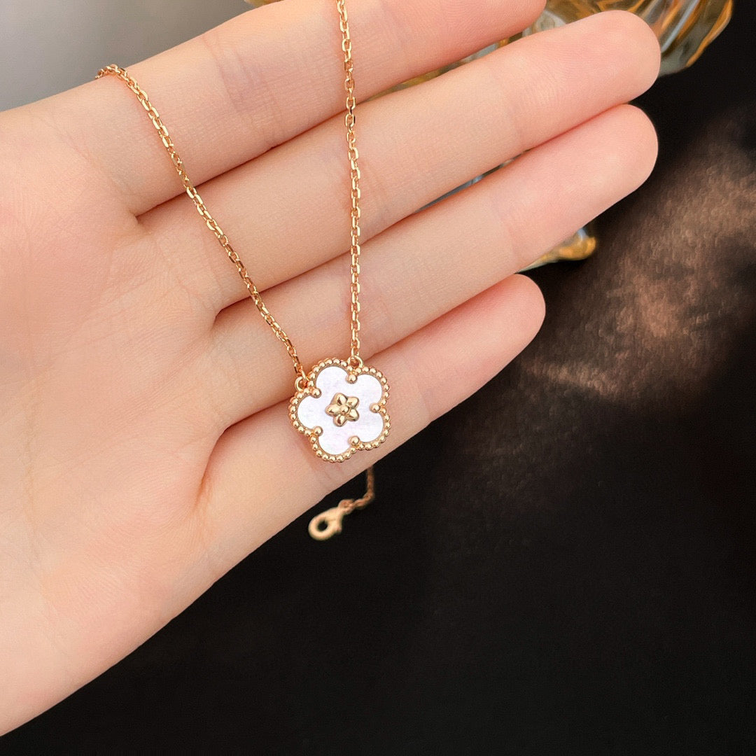 [⭐Seralia]LUCKY  WHITE MOP  PLUM BLOSSOM NECKLACE