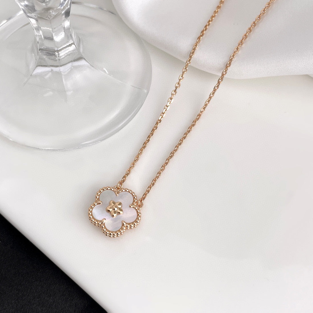 [⭐Seralia]LUCKY  WHITE MOP  PLUM BLOSSOM NECKLACE