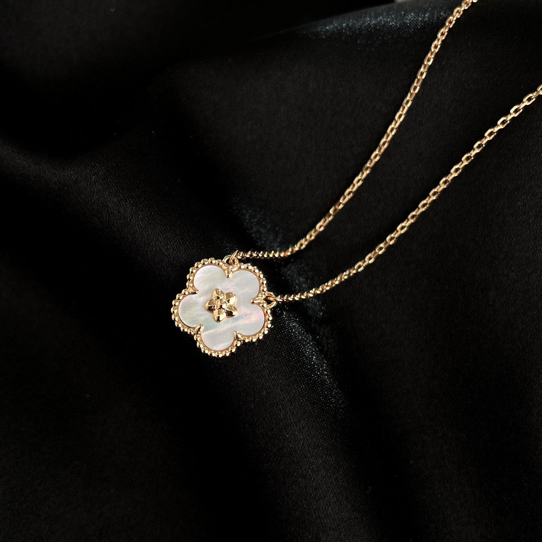 [⭐Seralia]LUCKY  WHITE MOP  PLUM BLOSSOM NECKLACE