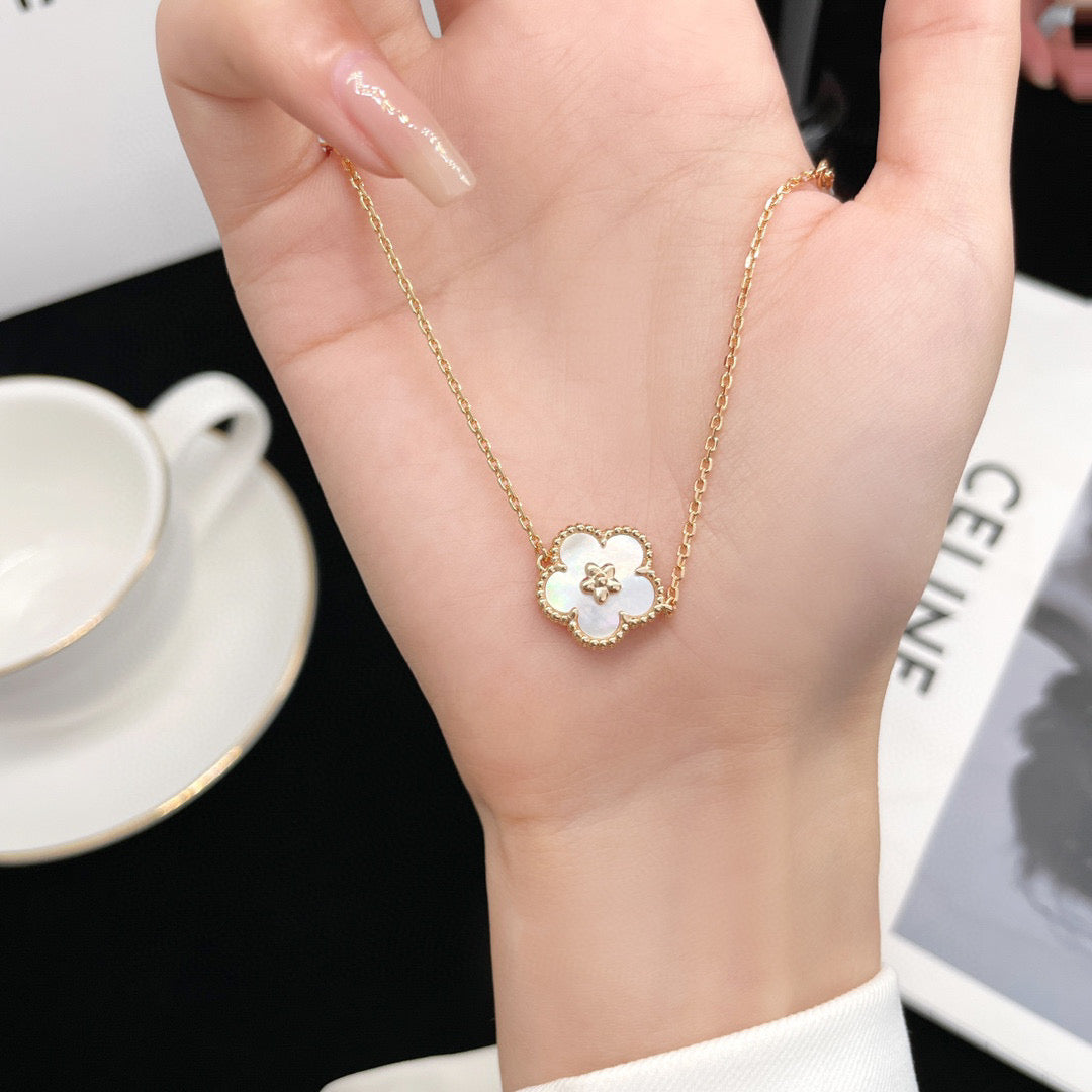 [⭐Seralia]LUCKY  WHITE MOP  PLUM BLOSSOM NECKLACE