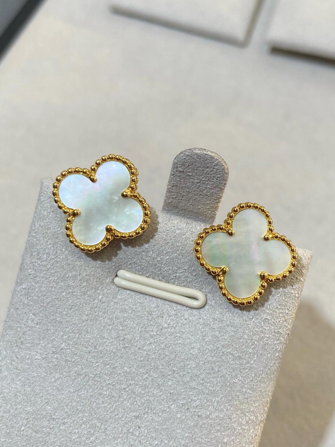 [⭐Seralia] CLOVER LARGE (20mm) 1 MOTIFS WHITE MOP STUD EARRINGS