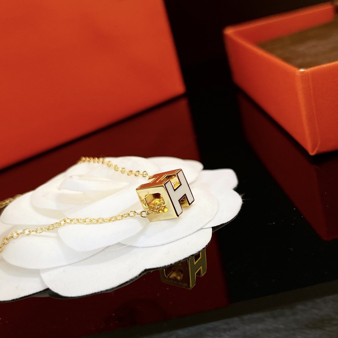 [⭐Seralia]H WHITE SQUARE GOLD NECKLACE