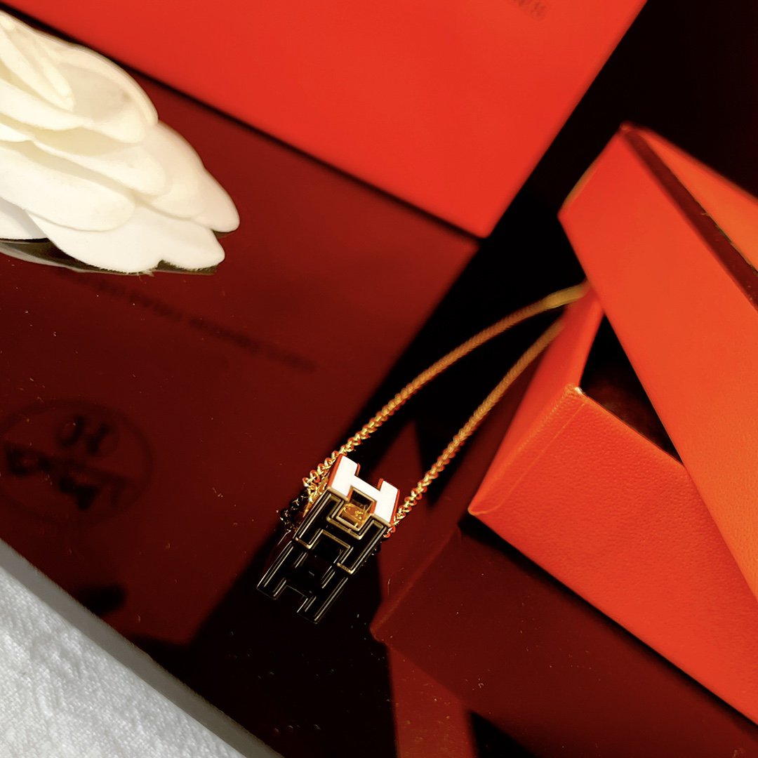 [⭐Seralia]H WHITE SQUARE GOLD NECKLACE