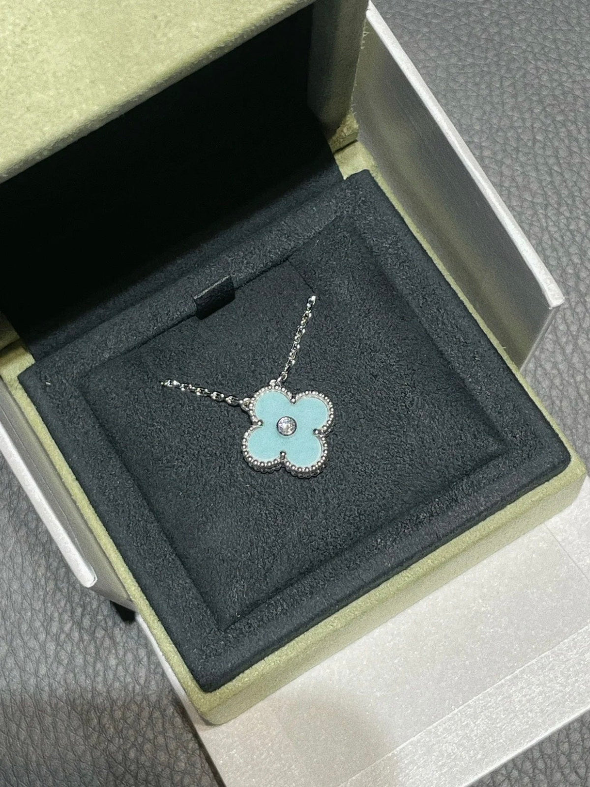 [⭐Seralia]CLOVER 1 DIAMOND LIGHT BLUE SILVER NECKLACE