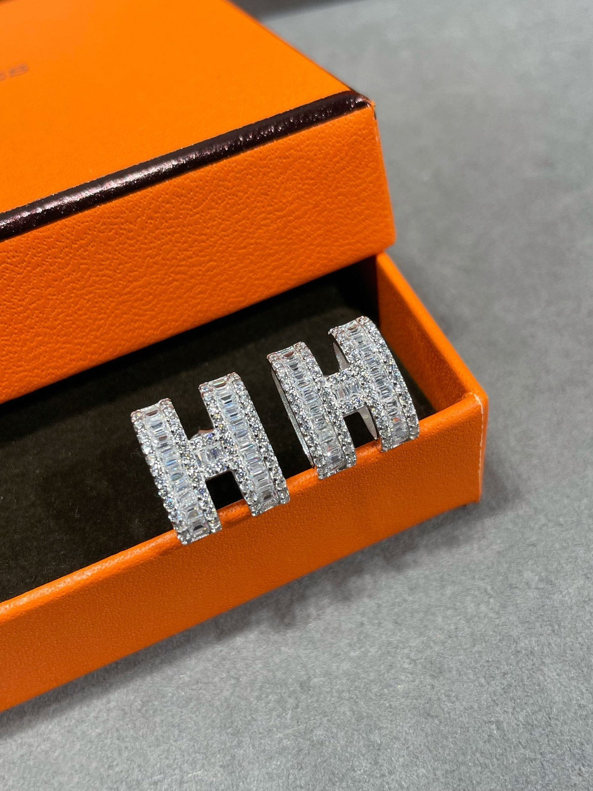 [⭐Seralia]H STUD EARRINGS WITH SILVER DIAMONDS