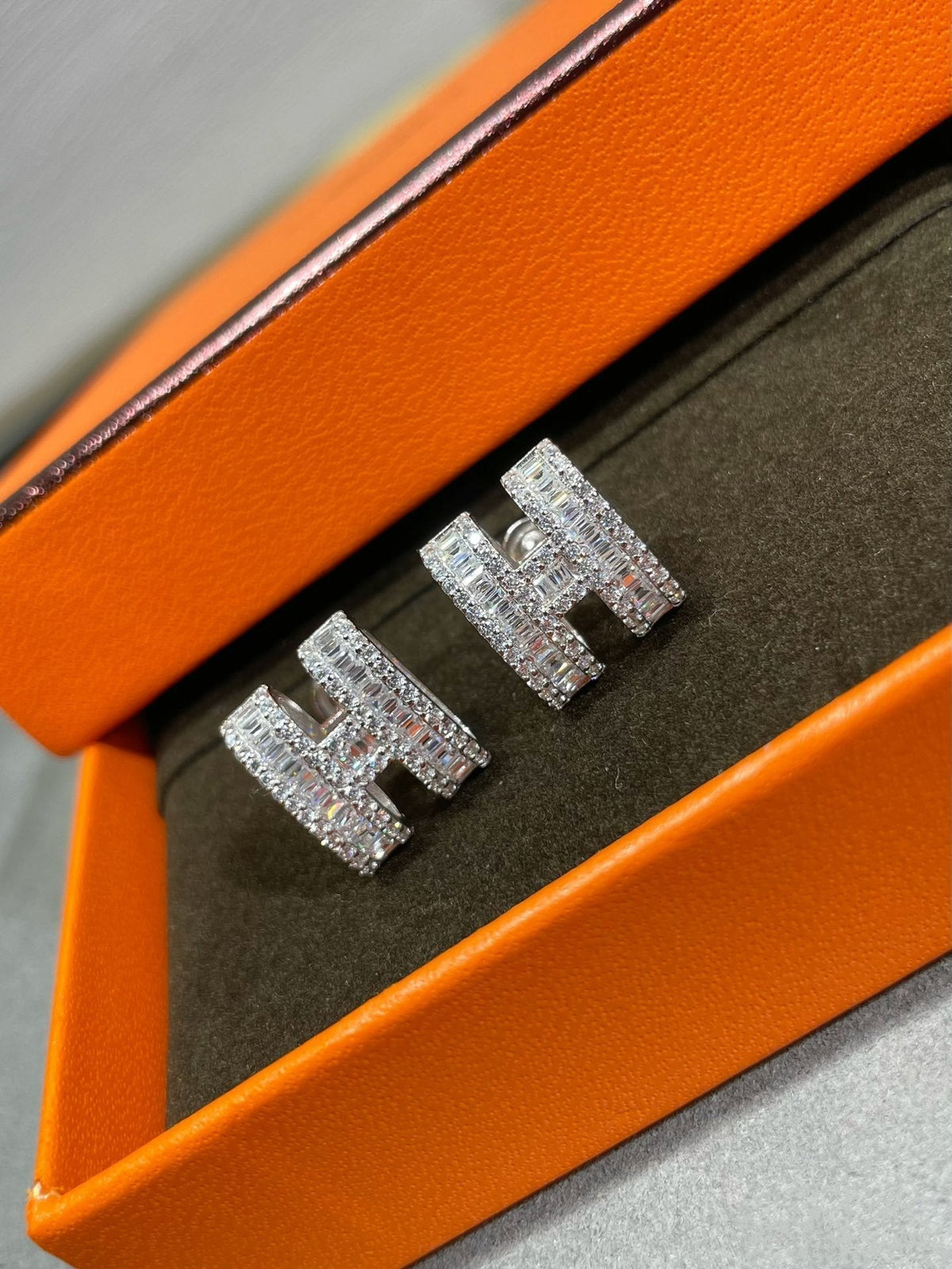 [⭐Seralia]H STUD EARRINGS WITH SILVER DIAMONDS