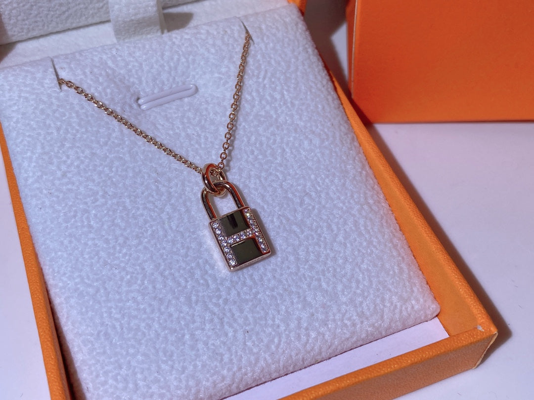 [⭐Seralia]HM ADVANCED NICHE LOCK HEAD NECKLACE DIAMONDS