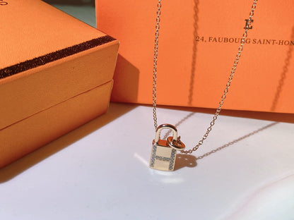[⭐Seralia]HM ADVANCED NICHE LOCK HEAD NECKLACE DIAMONDS