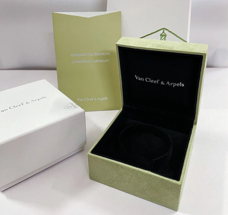 [⭐Seralia]CLOVER 15MM LASER NECKLACE AND BOX