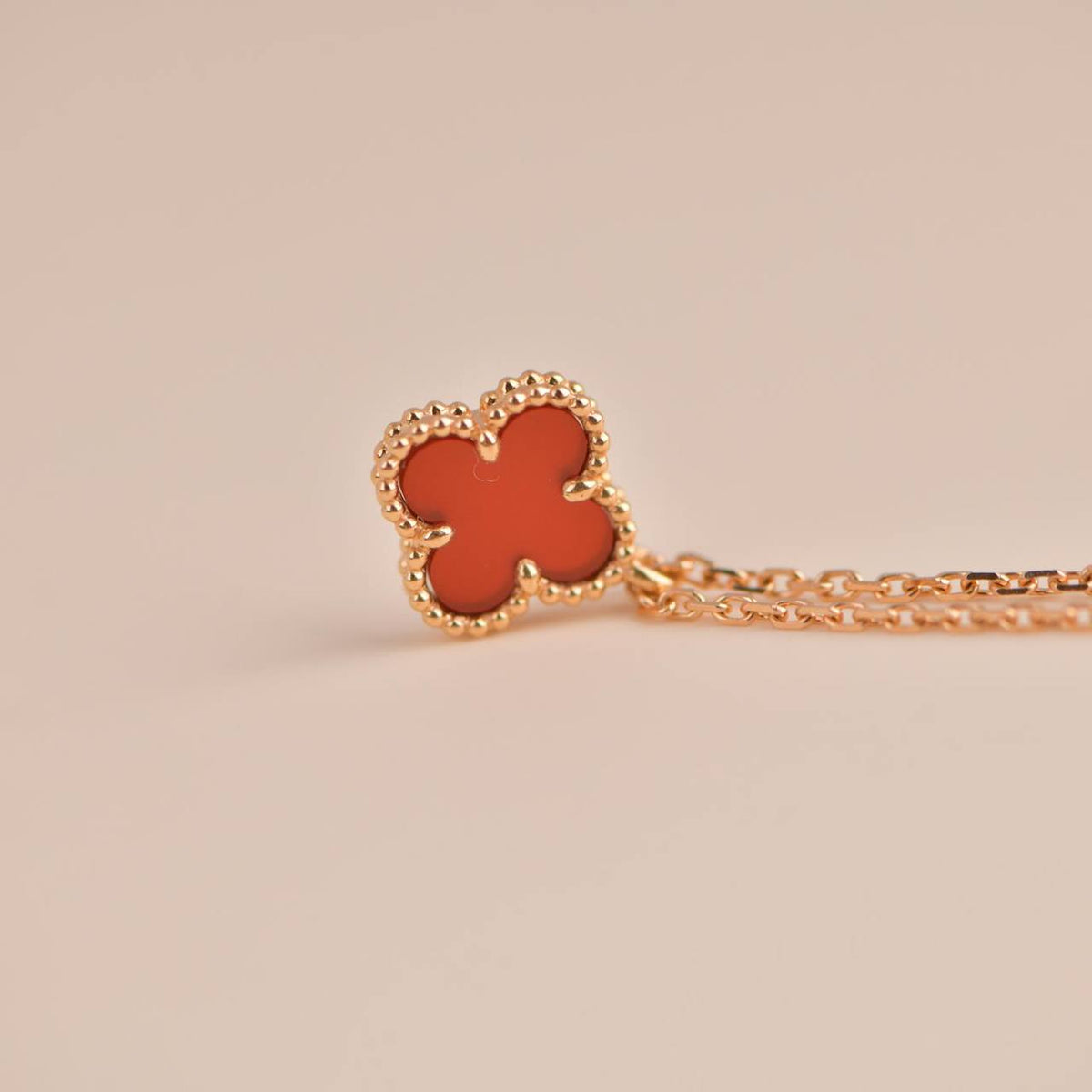 [⭐Seralia]CLOVER MINI 9.5MM WHITE CARNELIANS NECKLACE