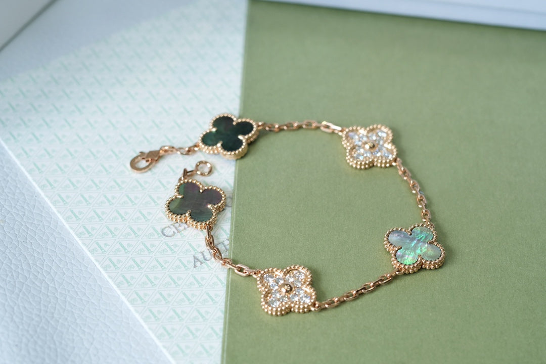 [⭐Seralia] CLOVER 5 MOTIF GRAY MOP BRACELET COLLECTION