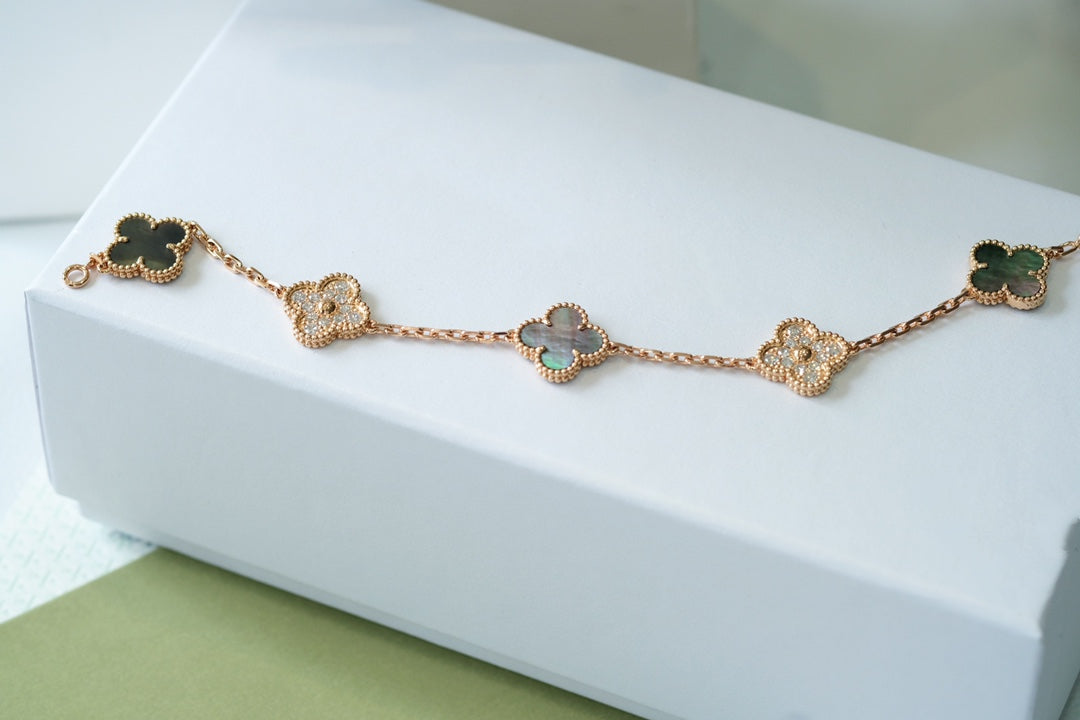 [⭐Seralia] CLOVER 5 MOTIF GRAY MOP BRACELET COLLECTION