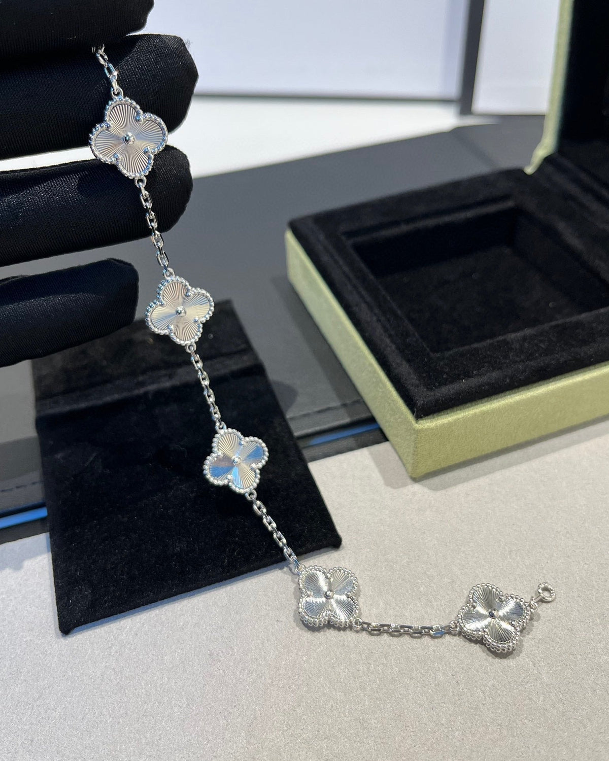 [⭐Seralia] CLOVER 5 MOTIF LASER BRACELET COLLECTION