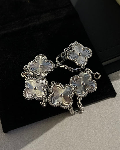 [⭐Seralia] CLOVER 5 MOTIF LASER BRACELET COLLECTION