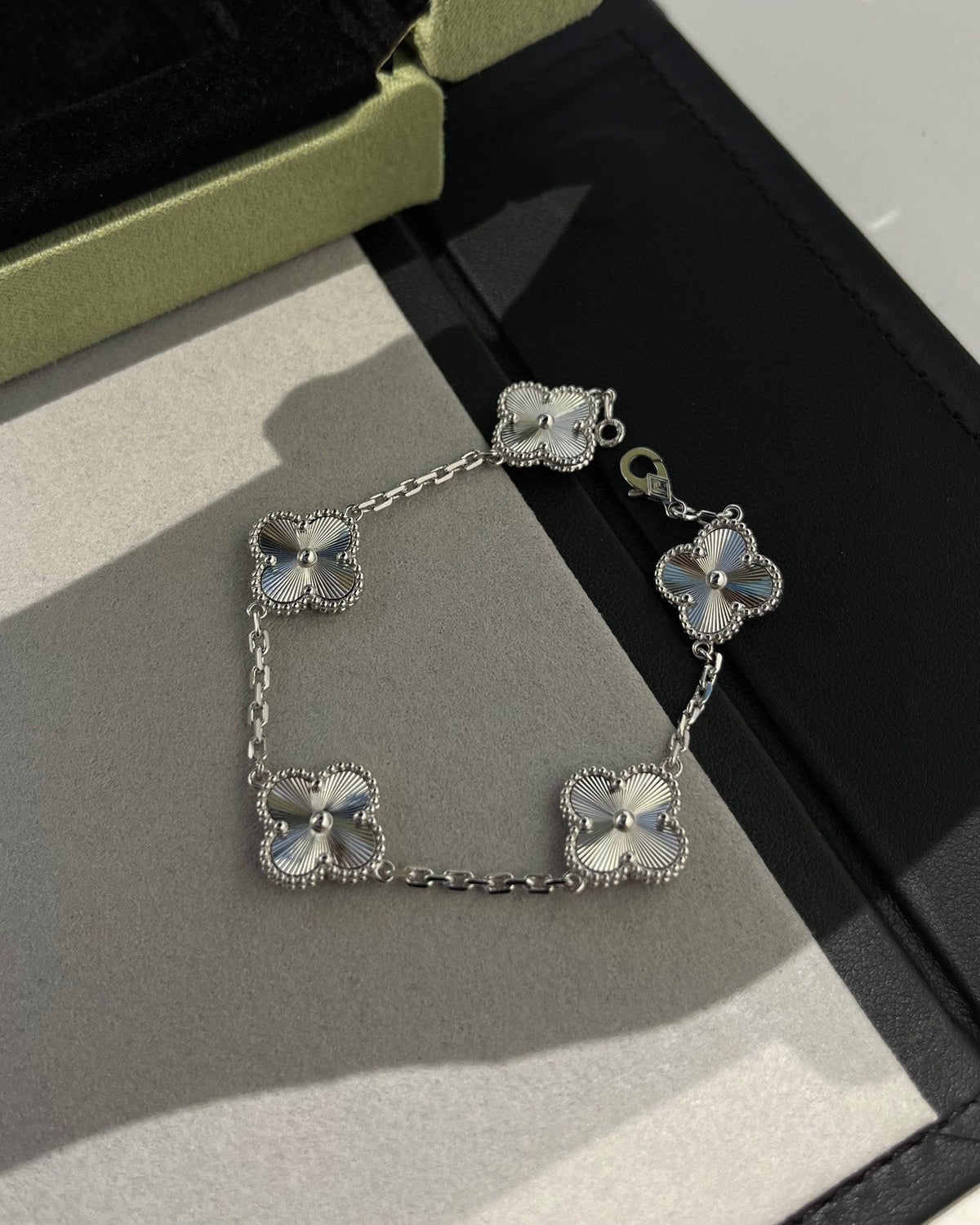 [⭐Seralia] CLOVER 5 MOTIF LASER BRACELET COLLECTION